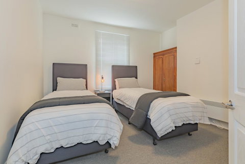 4 Bedroom House - Hobart CBD - Free Parking - Free WIFI - Newcastle Accommodation 3