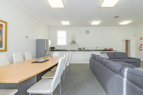 4 Bedroom House - Hobart CBD - Free Parking - Free WIFI - Newcastle Accommodation 16