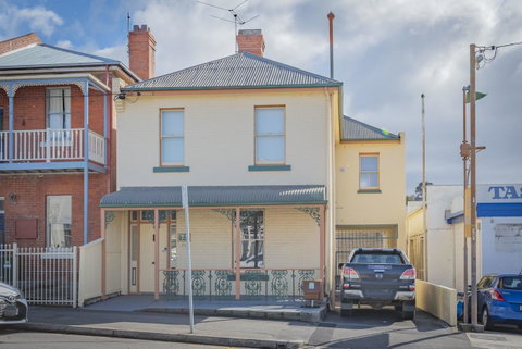 4 Bedroom House - Hobart CBD - Free Parking - Free WIFI - Newcastle Accommodation 5