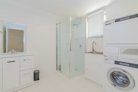 4 Bedroom House - Hobart CBD - Free Parking - Free WIFI - Newcastle Accommodation 4