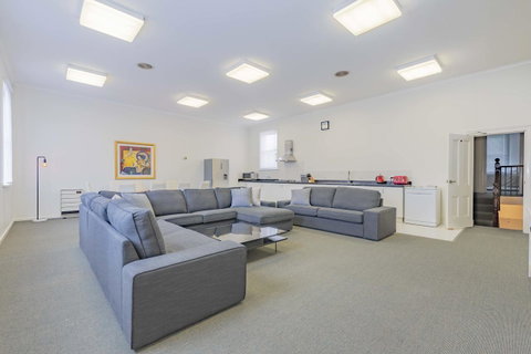 4 Bedroom House - Hobart CBD - Free Parking - Free WIFI - Newcastle Accommodation 17