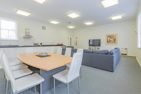 4 Bedroom House - Hobart CBD - Free Parking - Free WIFI - Newcastle Accommodation 0
