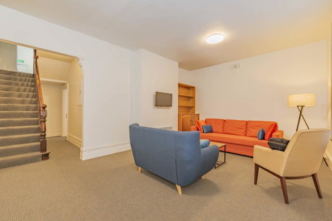 4 Bedroom House - Hobart CBD - Free Parking - Free WIFI - Newcastle Accommodation 6