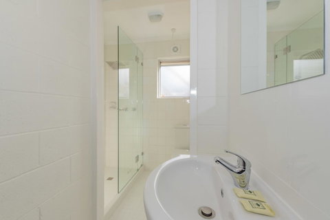 4 Bedroom House - Hobart CBD - Free Parking - Free WIFI - Newcastle Accommodation 11