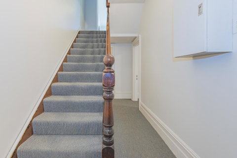 4 Bedroom House - Hobart CBD - Free Parking - Free WIFI - Newcastle Accommodation 7