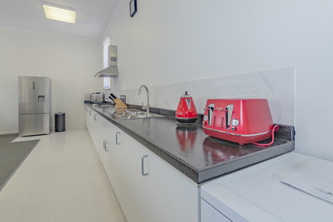 4 Bedroom House - Hobart CBD - Free Parking - Free WIFI - Newcastle Accommodation 2