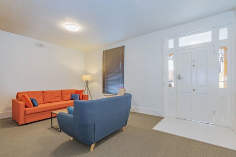 4 Bedroom House - Hobart CBD - Free Parking - Free WIFI - Newcastle Accommodation 10