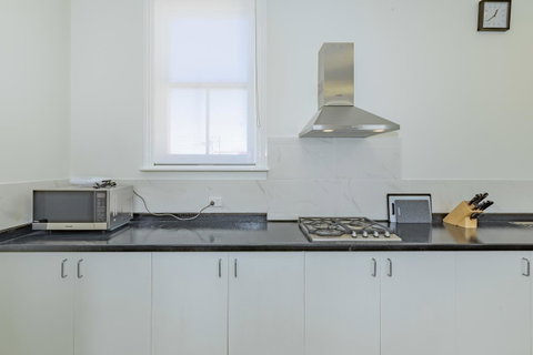 4 Bedroom House - Hobart CBD - Free Parking - Free WIFI - Newcastle Accommodation 8