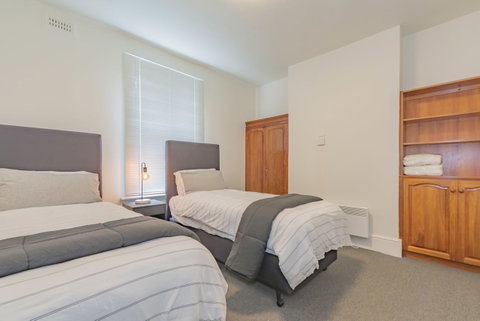 4 Bedroom House - Hobart CBD - Free Parking - Free WIFI - Newcastle Accommodation 1