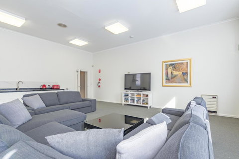 4 Bedroom House - Hobart CBD - Free Parking - Free WIFI - Newcastle Accommodation 12