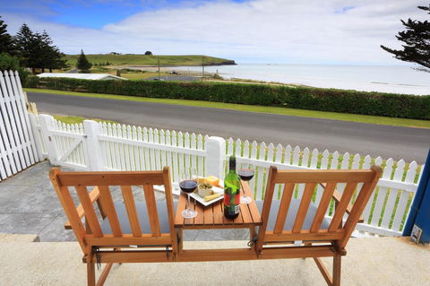 @ The Beach & Not Quite @ The Beach Holiday Cottages - Stanley - Newcastle Accommodation 7