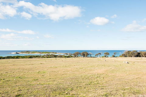 Beach Break Bicheno - New Castle Tourism 0
