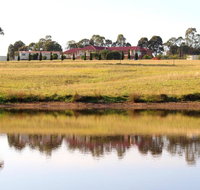 Noble Willow Studio Lovedale. Spacious with views and pool - Newcastle Accommodation