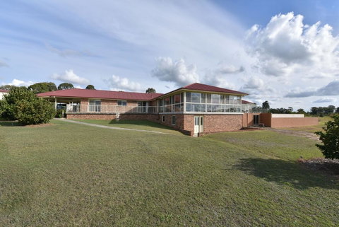 Noble Willow Studio Lovedale. Spacious, With Views And Pool - Newcastle Accommodation 3