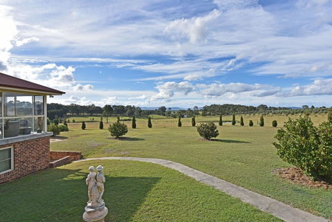 Noble Willow Studio Lovedale. Spacious, With Views And Pool - Newcastle Accommodation 2
