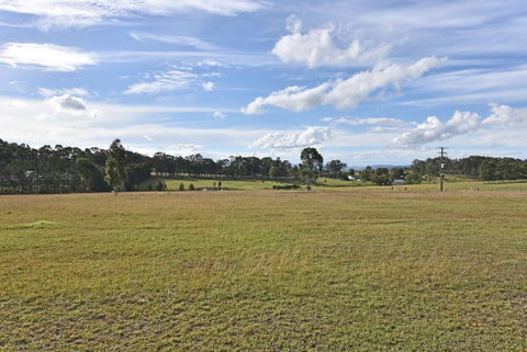 Noble Willow Studio Lovedale. Spacious, With Views And Pool - Newcastle Accommodation 1