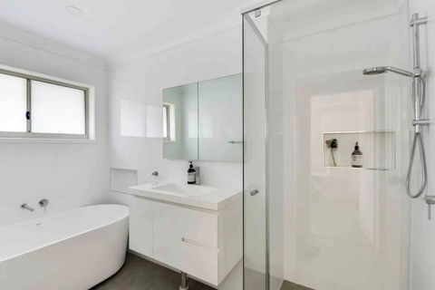 Ocean Views On Barnhill - Newcastle Accommodation 3