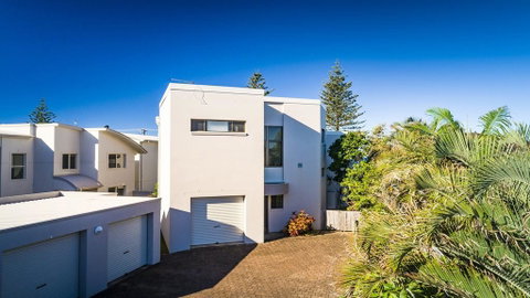 OCEAN WAVES - WiFi - Newcastle Accommodation 3