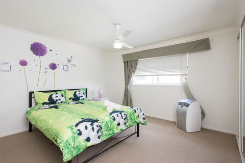 Panda Holiday -Close Mountain Ocean Pet Friendly - Newcastle Accommodation 0