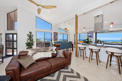 Panorama Beach House - Newcastle Accommodation 3