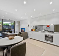 Peaceful Water-side Retreat With Huge Courtyard. - Newcastle Accommodation