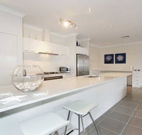 Penguin 4 Bedroom House by Shoalwater Executive Homes - Newcastle Accommodation