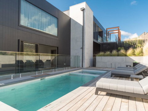 Peninsula Hot Springs Designer Home! - Newcastle Accommodation 1