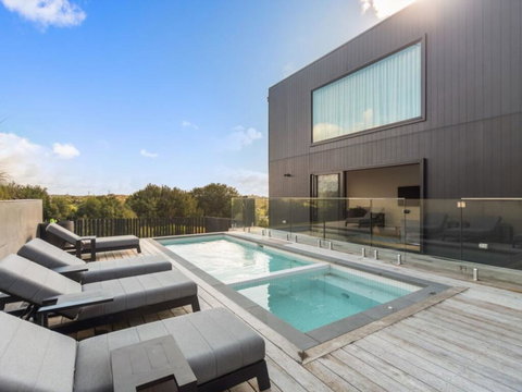 Peninsula Hot Springs Designer Home! - Newcastle Accommodation 0