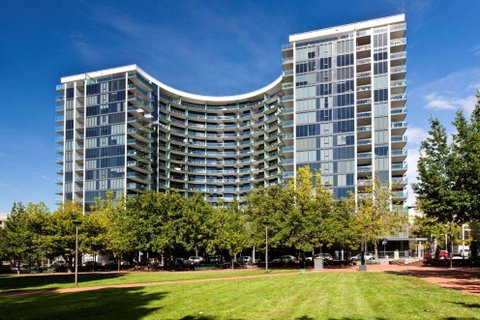 Perfectly Located Modern Apartment - Canberra CBD - Newcastle Accommodation 2