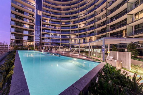 Perfectly Located Modern Apartment - Canberra CBD - Newcastle Accommodation 1