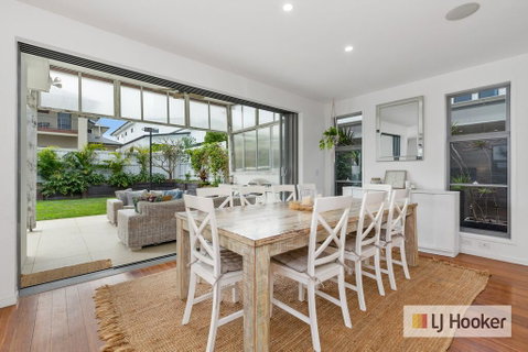 PIRIE BEACH House - Newcastle Accommodation 2