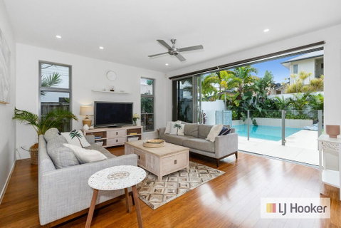 PIRIE BEACH House - Newcastle Accommodation 3