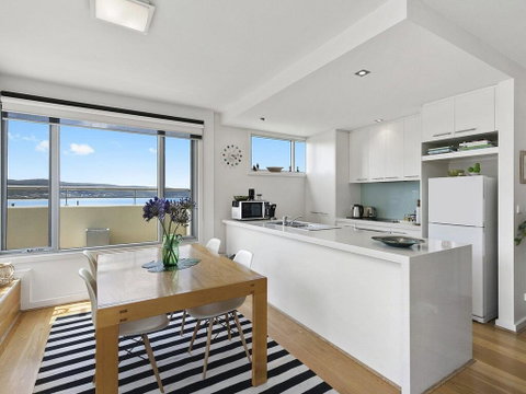 POINT GREY APARTMENT ONE - VIEWPOINT - Newcastle Accommodation 1