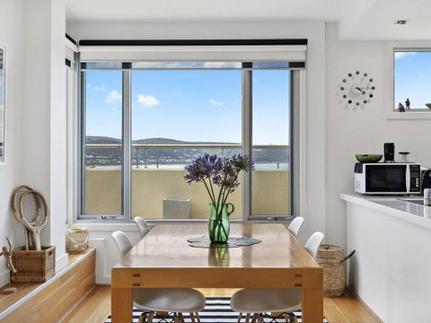 POINT GREY APARTMENT ONE - VIEWPOINT - Newcastle Accommodation 3