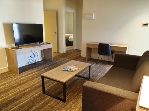 Porter's Plainland Hotel - Newcastle Accommodation 1