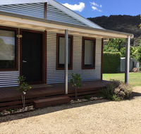 Rail Trail Cottage - Newcastle Accommodation
