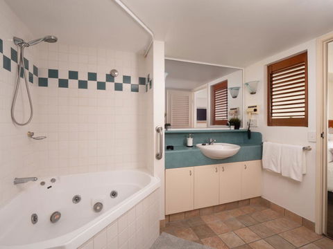 Ramada Golden Beach Unit 506 - New Castle Tourism 3