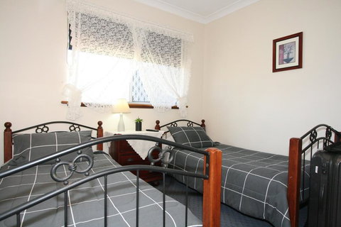 Safety Bay Guest House - Newcastle Accommodation 0