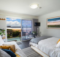 Sea Breeze Studio - Newcastle Accommodation