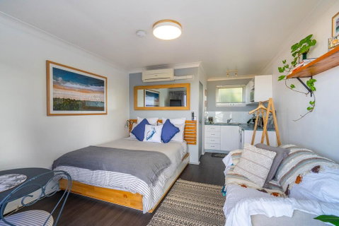 Sea Breeze Studio - Newcastle Accommodation 1