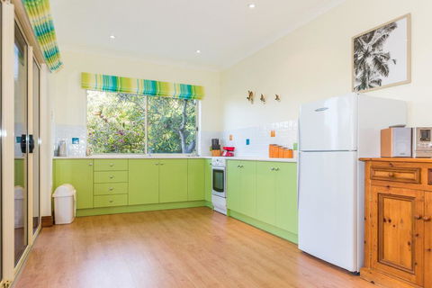 Seaclusion - 8 View Court Carrickalinga - Newcastle Accommodation 3