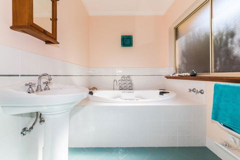 Seaclusion - 8 View Court Carrickalinga - Newcastle Accommodation 2