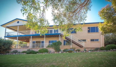 Seaclusion - 8 View Court Carrickalinga - Newcastle Accommodation 1