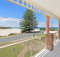 SEASCAPE - An Enticing Lakeside Escape - Newcastle Accommodation