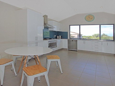 Seaside Escape - At Jones Beach, Swimming Pool - Newcastle Accommodation 1
