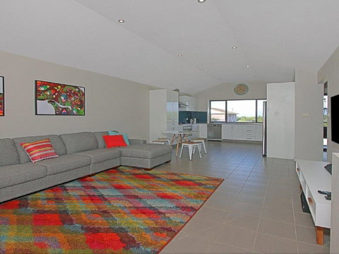 Seaside Escape - At Jones Beach, Swimming Pool - Newcastle Accommodation 2