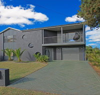 Seaside Escape - at Jones Beach swimming pool - Newcastle Accommodation