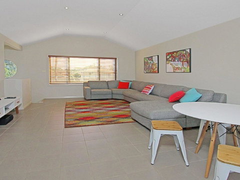Seaside Escape - At Jones Beach, Swimming Pool - Newcastle Accommodation 3