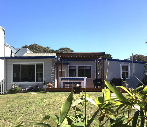 Shellharbour Beach Cottage - Walk Onto Patrolled Beach With Flags In Summer - Newcastle Accommodation 1