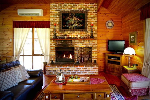 Silky Oak Cottage - Newcastle Accommodation 1
